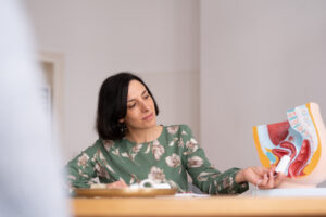 Nadine Gäbelein-Schneck zeigt am Modell die Position des Pessars